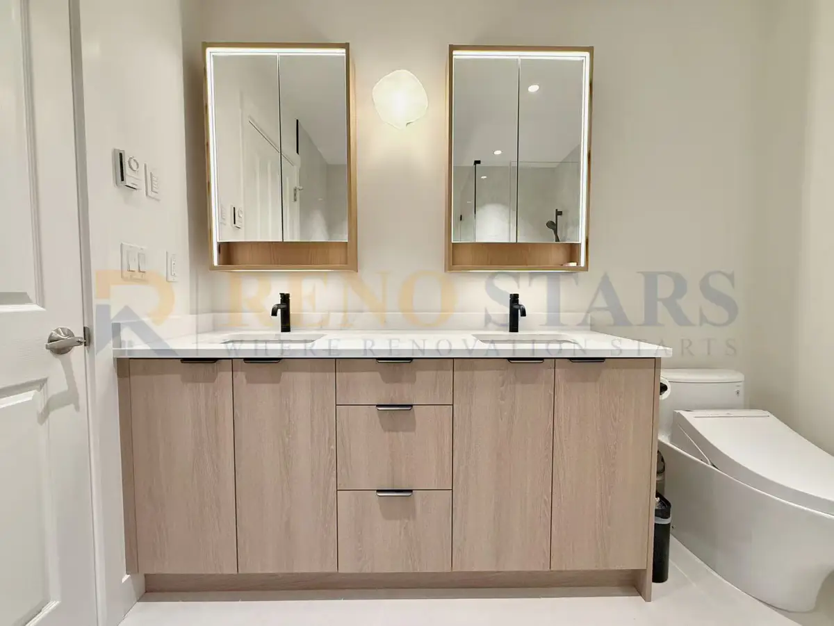 Baño moderno con tocador de madera, espejos dobles y herrajes elegantes.